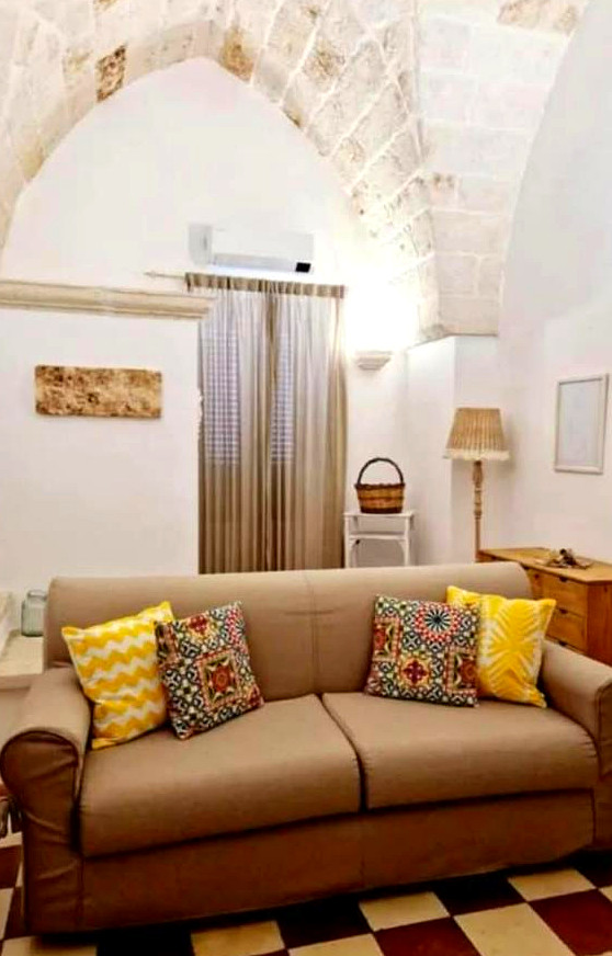Soggiorno con arco in tufo